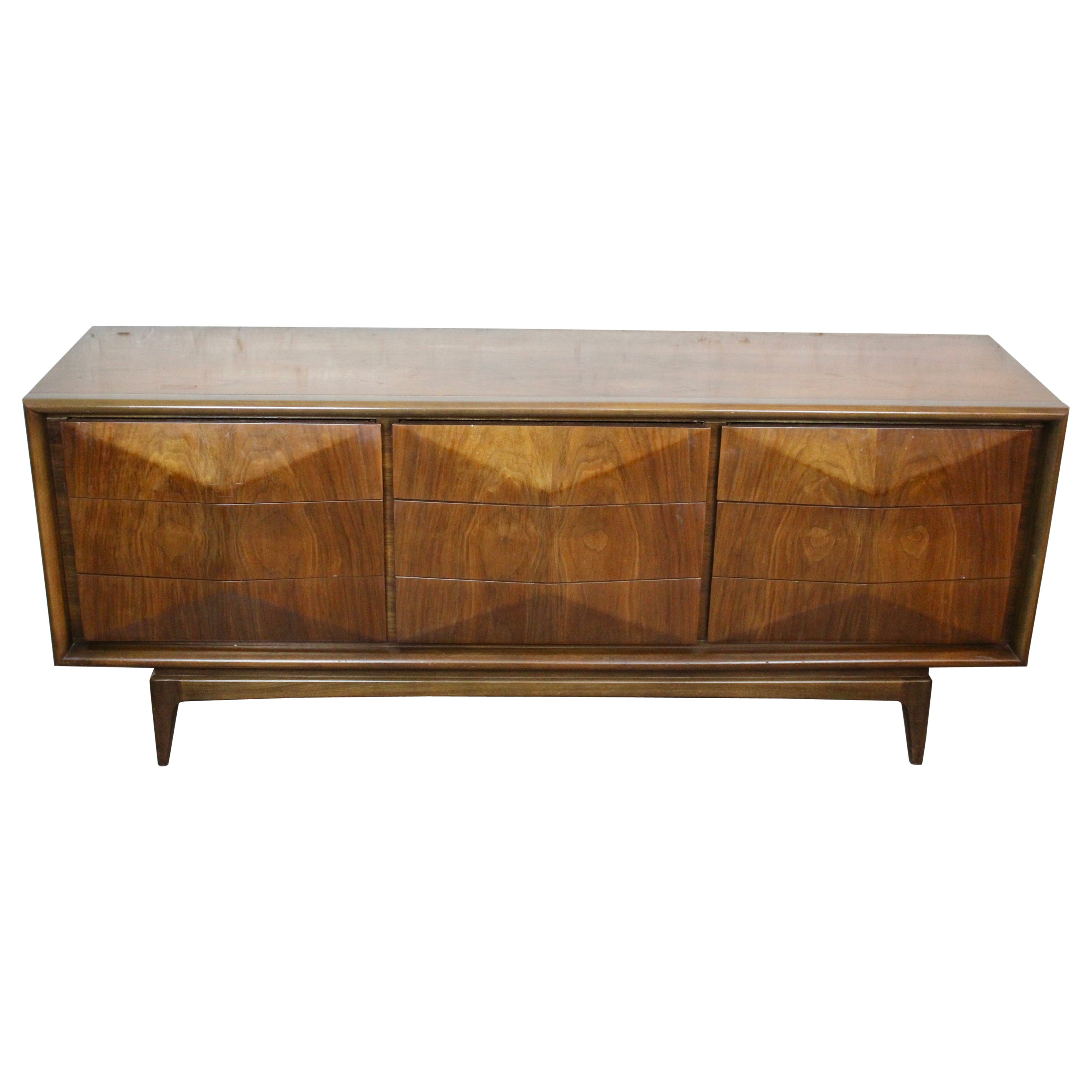 Cómoda Vintage Sculpted Diamond Walnut de United Furniture Corp