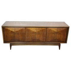 Comò vintage in noce scolpito a diamante di United Furniture Corp