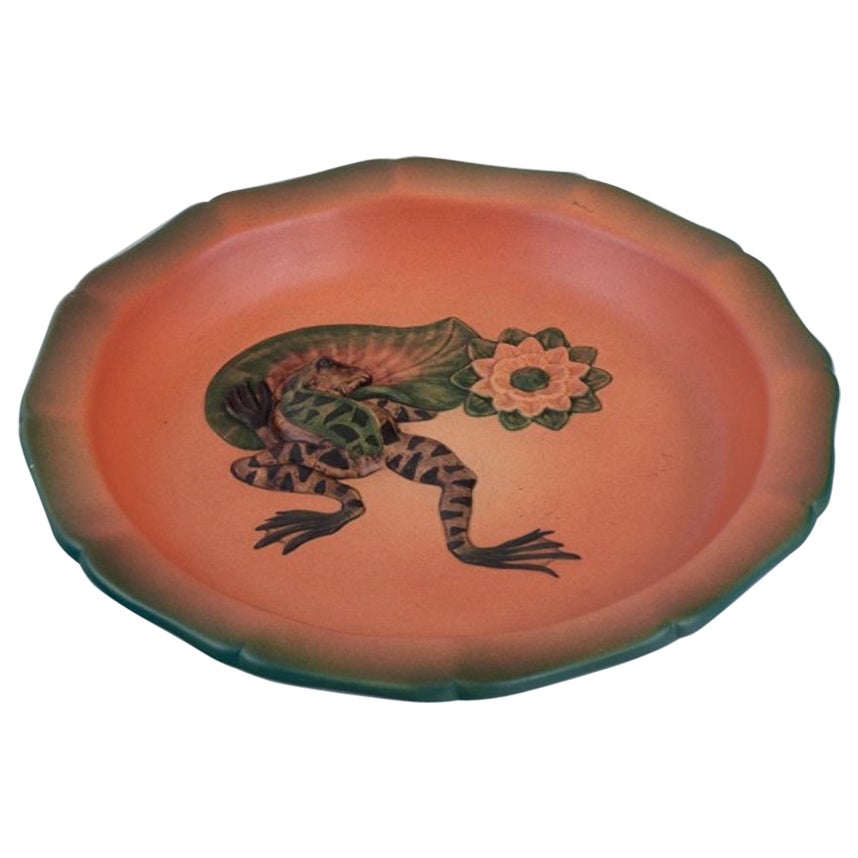 Ipsens, Denmark. Circular dish with frogs in hand-painted glazed ceramic.