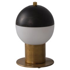 Eleganza degli anni '50, lampada da tavolo italiana in ottone con cupola in acciaio