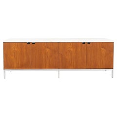 Années 1960 Crédence à 4 postes en noyer avec dessus en marbre, modèle 2544 de Florence Knoll