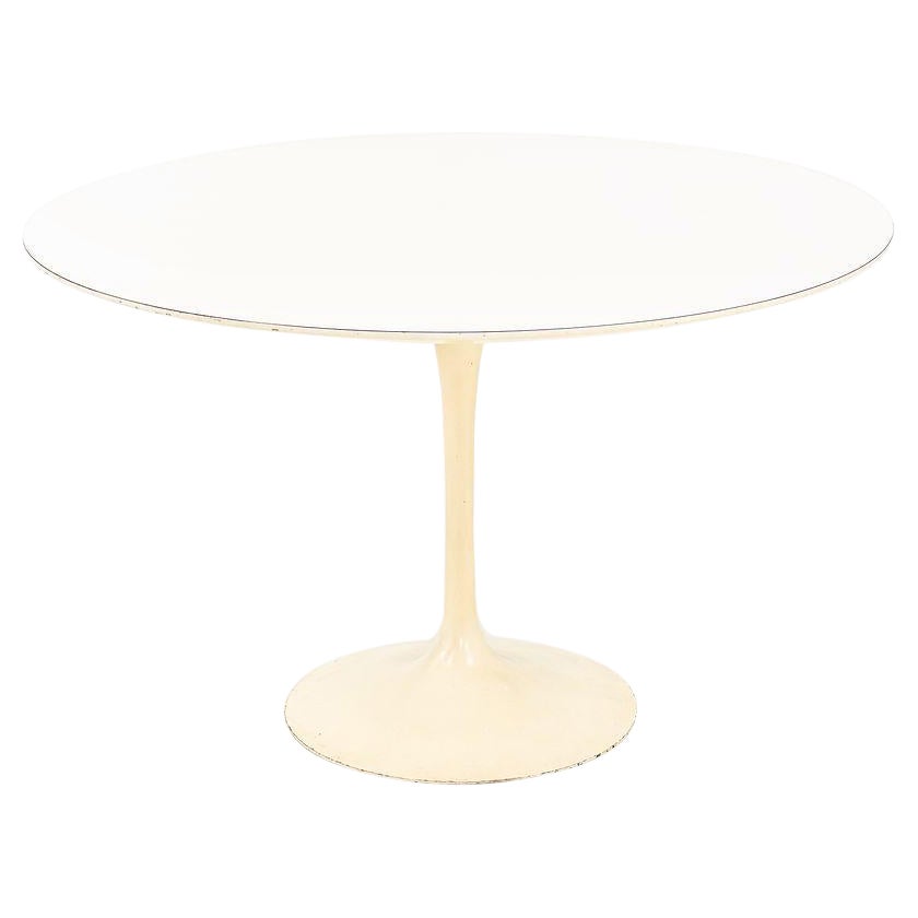 1960s Eero Saarinen for Knoll Pedestal Dining Table in White Laminate 47" (table à manger à piédestal)