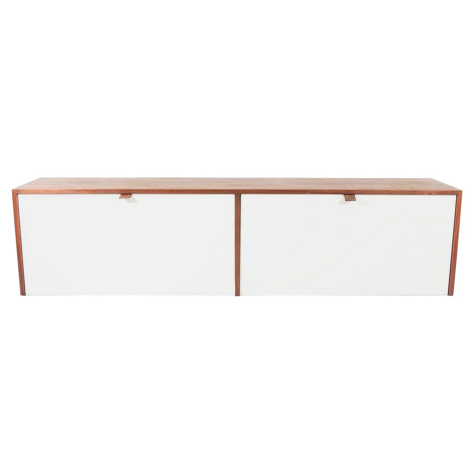 1960er Florence Knoll Hänge-Credenza in Nussbaum mit weißen Türen für die Wandmontage
