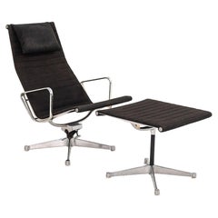 Herman Miller Eames Group Lounge Chair e Ottoman in alluminio del 1960 in tessuto