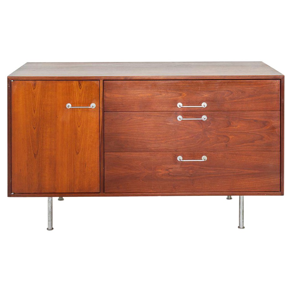 1960s Jens Risom Designs Gran armario / credenza de 3 cajones Nogal negro americano