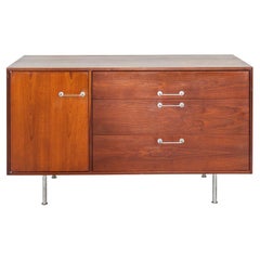1960s Jens Risom Designs Gran armario / credenza de 3 cajones Nogal negro americano