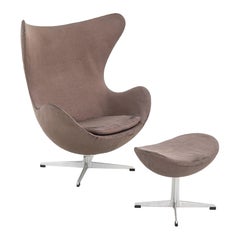 1964 Arne Jacobsen Egg Lounge Chair und Ottoman mit brauner Stoffpolsterung