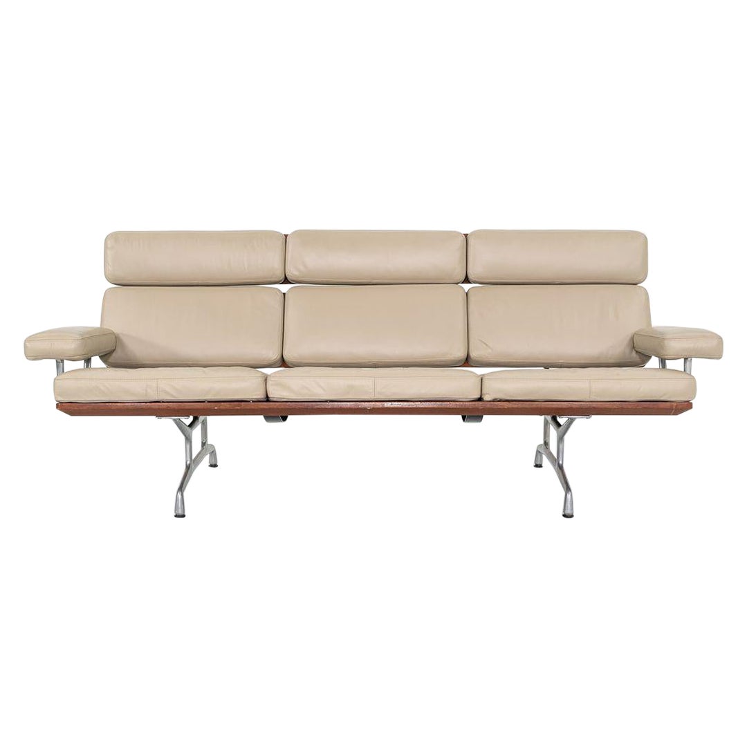 Divano a 3 posti ES 108 di Ray and Charles Eames del 1990 in teak e pelle color tan.