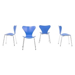 1996 Arne Jacobsen Chaise Fritz Series 7 en hêtre bleu Modèle 3107 Ensembles disponibles