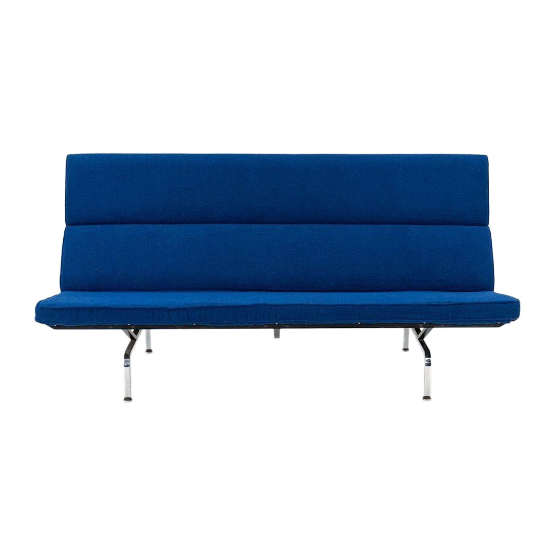 2006 Divano compatto Herman Miller di Charles e Ray Eames con nuova stoffa blu