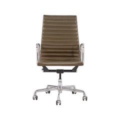 2005 Silla de escritorio ejecutiva Herman Miller Eames Aluminum Group en piel verde