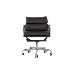 2006 Chaises de bureau Eames en aluminium à rembourrage souple et en cuir d'Herman Miller