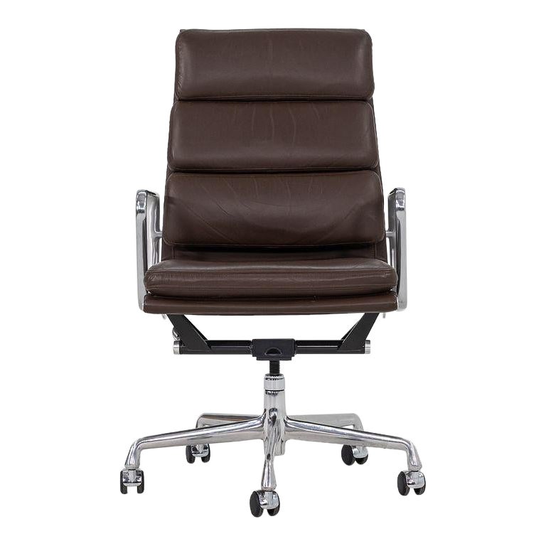 Silla de escritorio Eames Soft Pad Executive 2006 de Herman Miller en piel marrón EA437