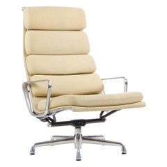 2007 Herman Miller Eames Liegesessel mit weichem Polsterung und hafermehlfarbenem Stoff