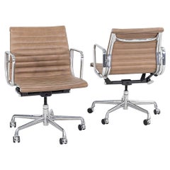 Chaise de bureau de gestion de groupe Eames en cuir brun clair 2009 Herman Miller