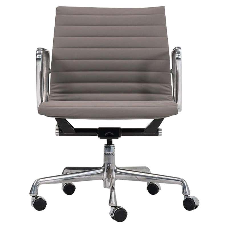 2010s Herman Miller Eames Aluminum Group Management Desk Chair in Gray ...