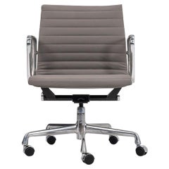 Eames Aluminum Group Management-Schreibtischstuhl aus grauem Naugahyde, 2010er Jahre