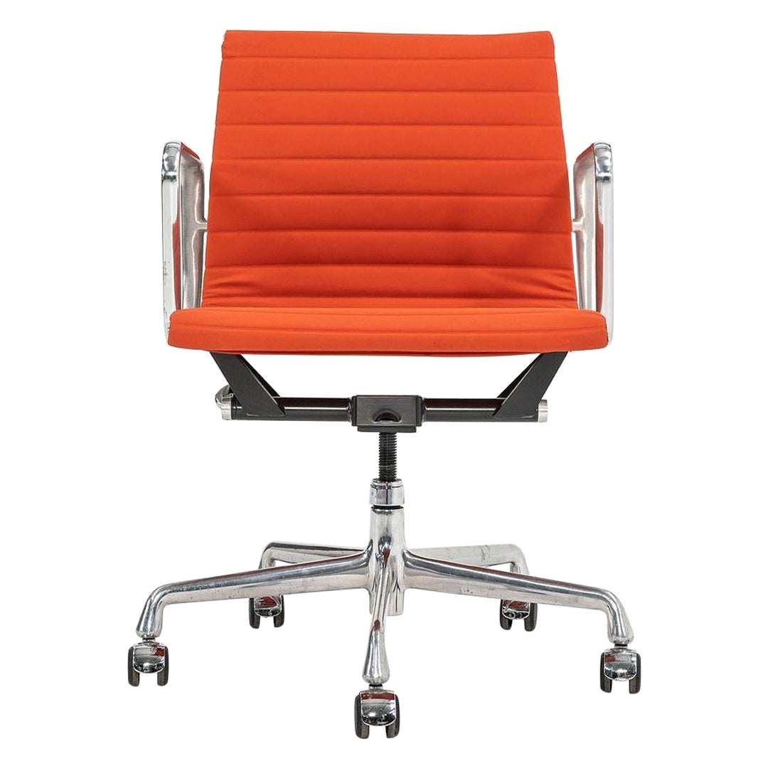 2010s Herman Miller Eames Aluminum Group Management Desk Chair in Leatherette