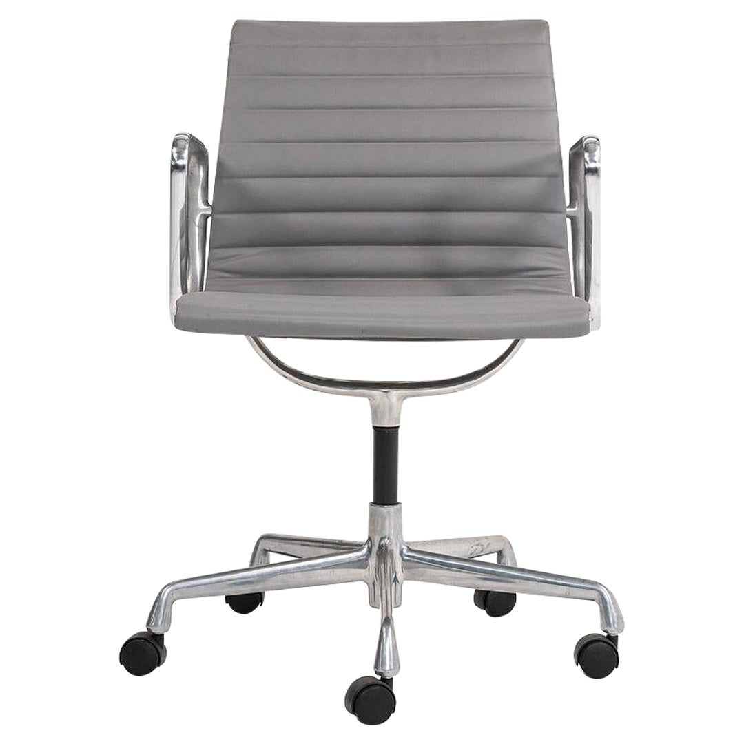 2010s Herman Miller Eames Aluminum Group Management Desk Chair in Grey Leather