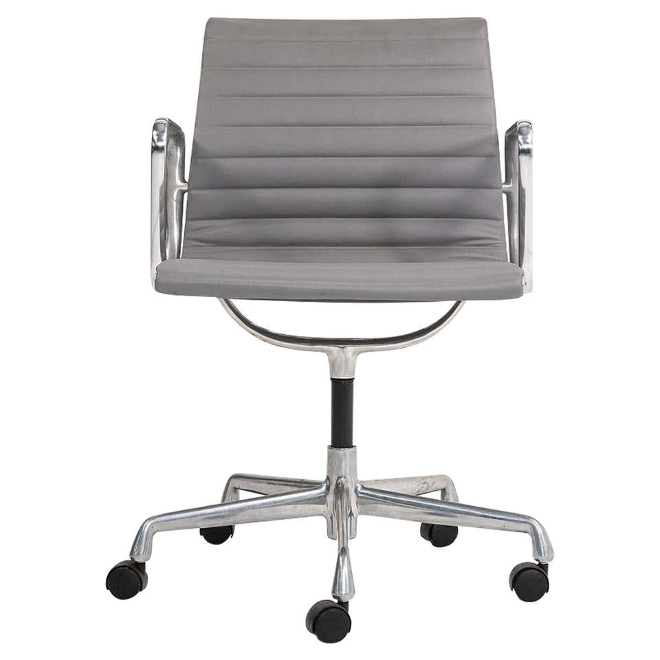 2010s Herman Miller Eames Aluminum Group Management Desk Chair in Gray ...
