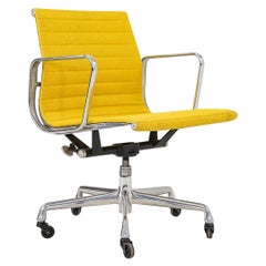 2010er Herman Miller Eames Aluminium Group Management-Schreibtischstuhl aus gelbem Stoff
