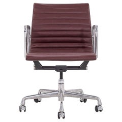 Sedia da scrivania Herman Miller Eames Group Management in alluminio, anni '90, in pelle acciottolata