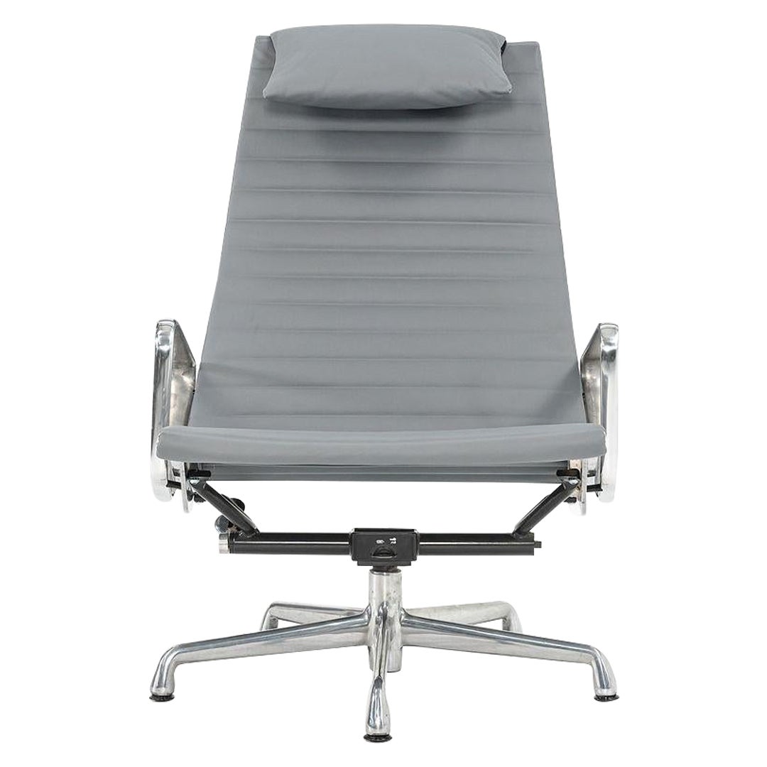 2010s Herman Miller Aluminum Group Reclining Lounge Chair w/ Pillow (chaise longue inclinable en groupe en aluminium)