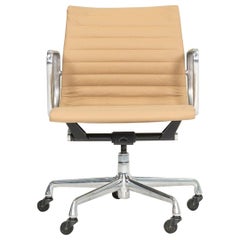 Silla de escritorio de dirección del grupo Eames de aluminio de Herman Miller de la década de 2010 en piel tostada