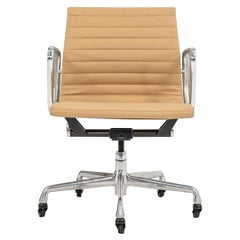 Silla de escritorio Herman Miller Eames Aluminum Group Management de la década de 2010 en naugahyde tostado