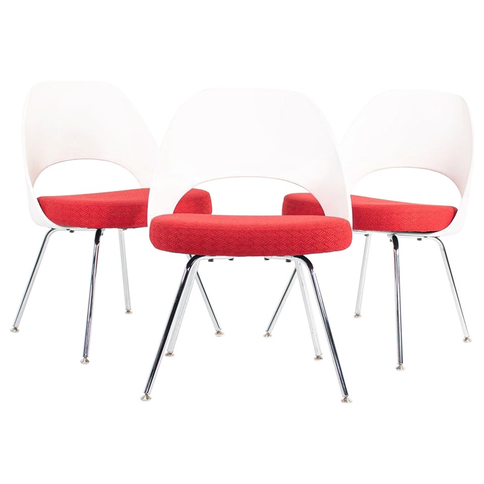 2011 Eero Saarinen Chefsessel in rotem Stoff mit weißer Kunststoffrückenlehne im Angebot