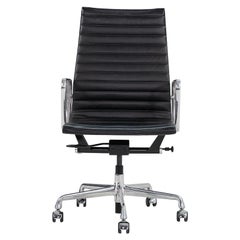 2014 Herman Miller Eames Aluminum Group Chefsessel mit pneumatischem Fuß