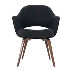Fauteuil de salle à manger de 2015 Eero Saarinen pour Knoll en tissu avec pieds en chêne
