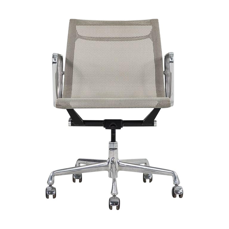 2015 Silla de escritorio Herman Miller Eames Aluminum Group Management en malla plateada