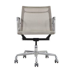 2015 Silla de escritorio Herman Miller Eames Aluminum Group Management en malla plateada