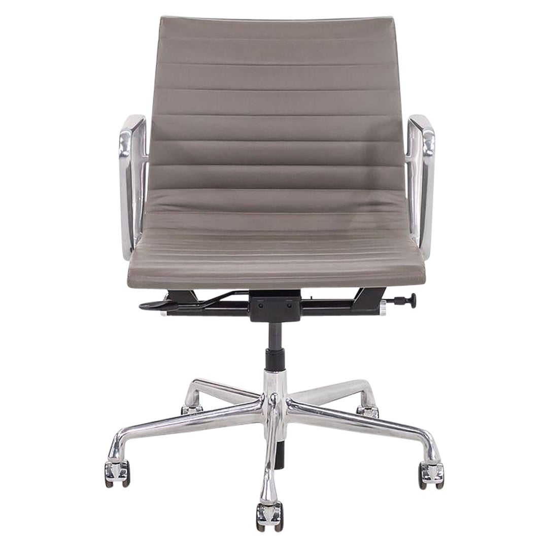 2015 Herman Miller Eames Aluminum Group Management Desk Chair in Leather w/ Base