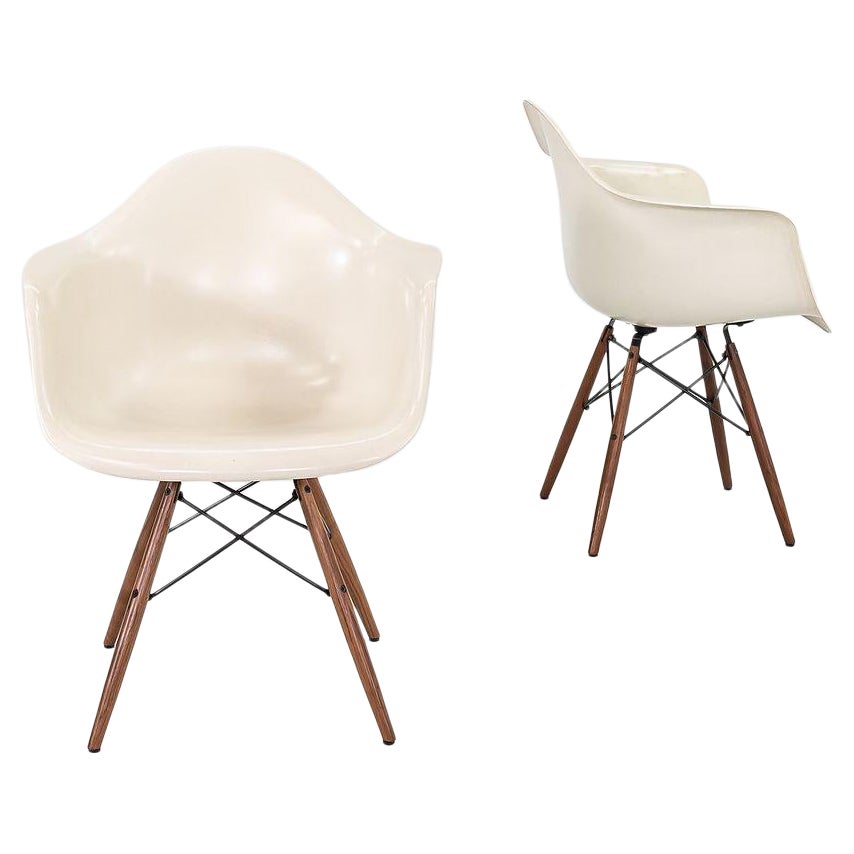 2016 Herman Miller Eames DFAW Poltrone a conchiglia in fibra di vetro in pergamena con base