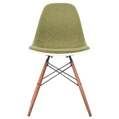 2016 Herman Miller Silla auxiliar Eames DSW tapizada en verde con base de tacos de nogal