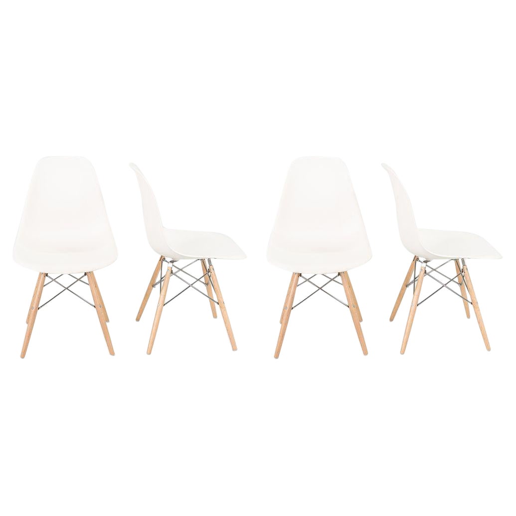 2017 Set di quattro sedie a conchiglia da pranzo DSW in plastica Eames in bianco con basi in Oak in vendita