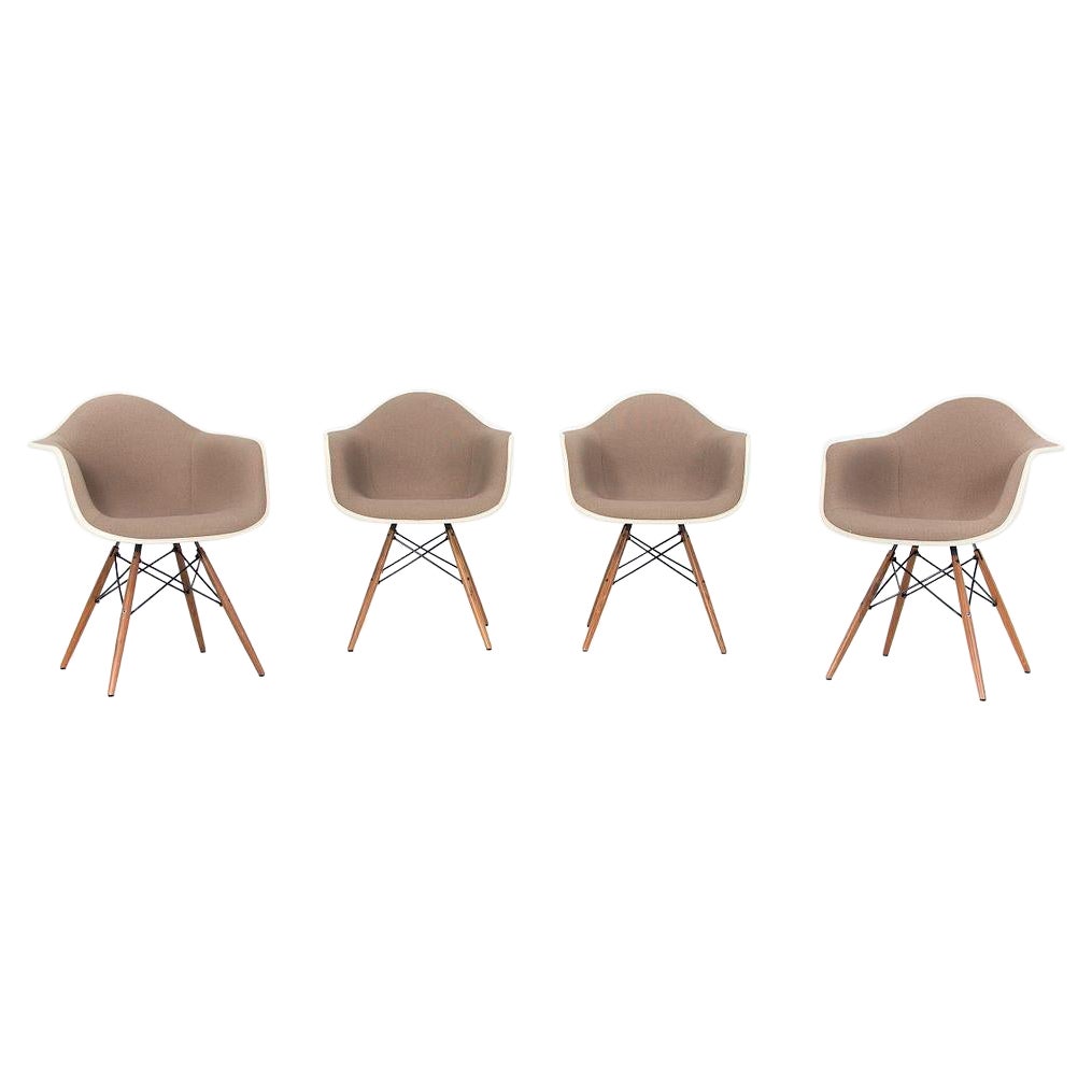 2018 Herman Miller Eames Fiberglass DAW Dining Chair in Tan Fabric w/ Walnut Leg (Chaise à manger DAW en fibre de verre) en vente