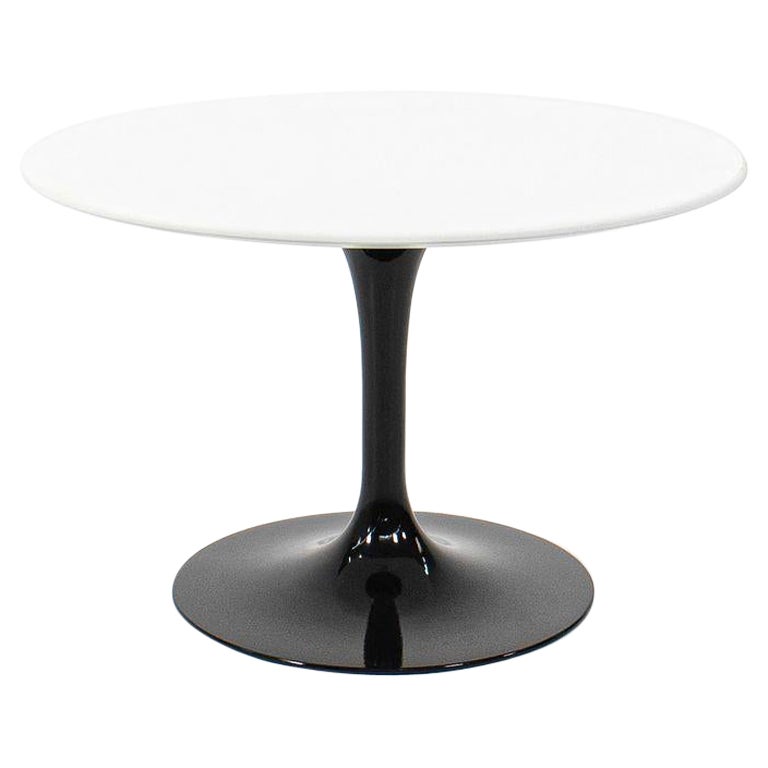 2021 Eero Saarinen für Knoll Tulpen-Beistelltisch mit niedrigem Sockel und ovaler Laminatplatte