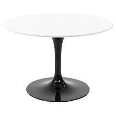 2021 Eero Saarinen für Knoll Tulpen-Beistelltisch mit niedrigem Sockel und ovaler Laminatplatte