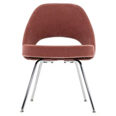 Chaise d'appoint sans accoudoirs en mohair rose 2022 Eero Saarinen for Knoll 2x disponibles