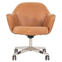 C. 1979 Eero Saarinen Silla de escritorio giratoria ejecutiva con tapicería de piel tostada