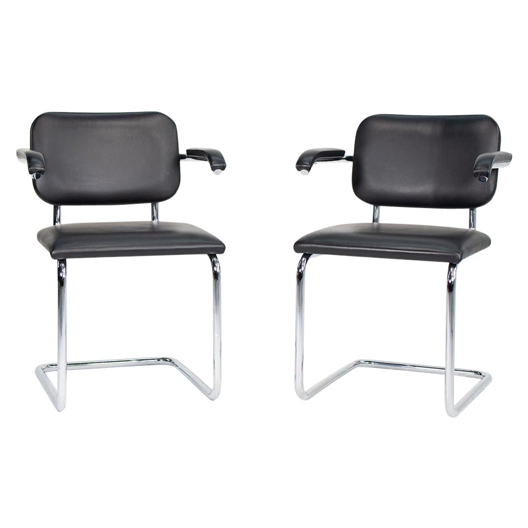 C. 2010 Paire de chaises à accoudoirs Cesca en cuir noir de Marcel Breuer pour Knoll en vente