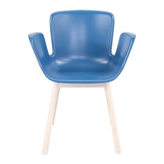 2022 Werner Aisslinger per Cappellini Sedia Juli in plastica blu con gambe in Wood