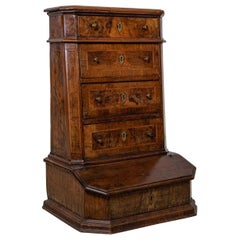 Un Prie-dieu chapado en nogal figurado, italiano Circa 1700