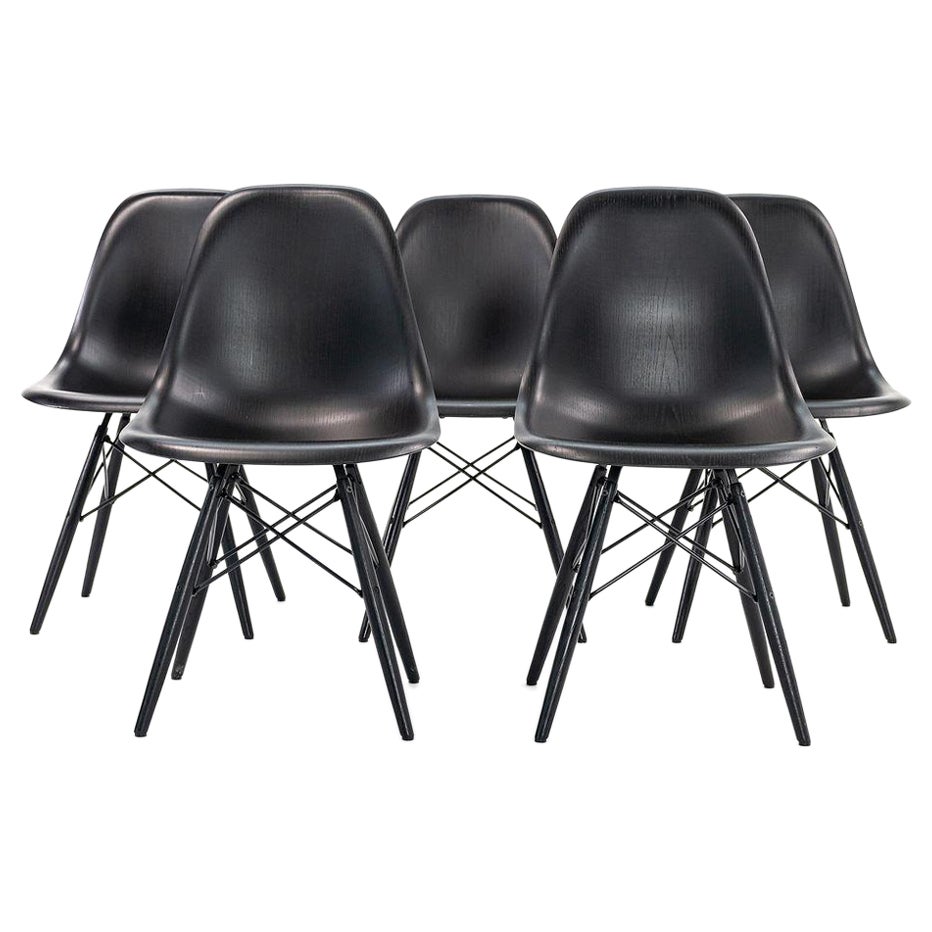 2019 Herman Miller Eames DSW Sedia laterale in legno modellato con base a tasselli in nero in vendita