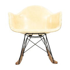 C. 1956 Herman Miller Eames RAR Schaukelstuhl aus pergamentfarbenem Fiberglas