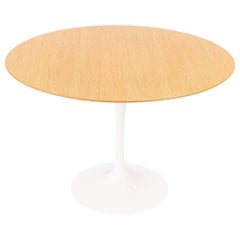 2009 Eero Saarinen for Knoll Table de salle à manger Tulipe ronde de 42", plateau en Oak Light