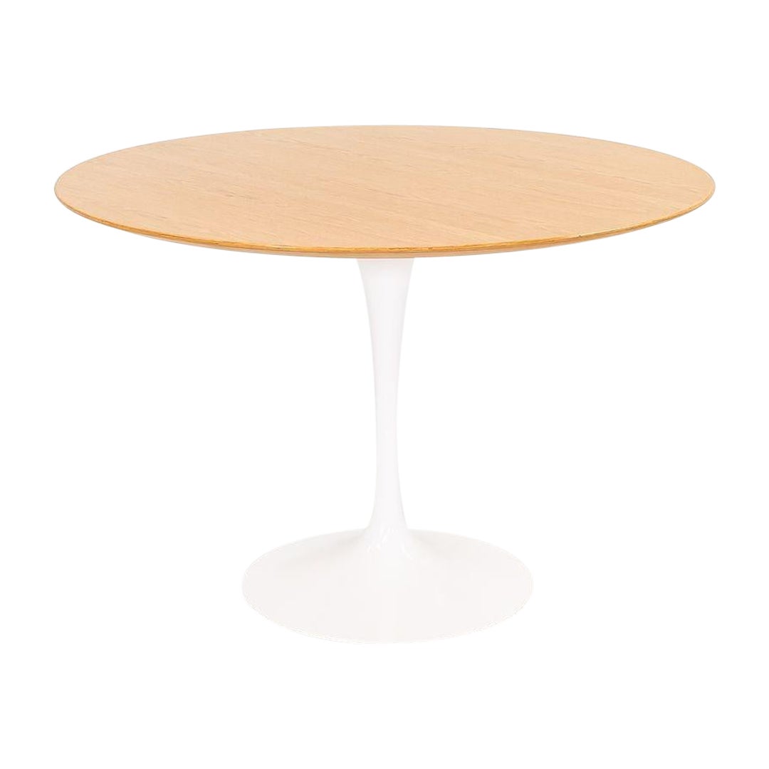 2009 Eero Saarinen für Knoll Studio, runder Esstisch mit Tulpensockel und Eichenholzplatte